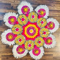 Support de bougie chauffe-plat Rangoli fait main, écologique, avec fleurs artificielles et décorations métalliques – Idéal pour les festivals indiens et les mariages en extérieur – En promotion ! Diwali