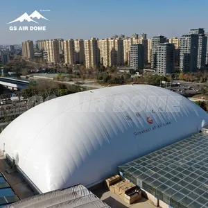 Kubah udara tenis dipompa atau gelembung tenis arena arsitektur perkotaan Modern contoh sebagai kubah stadion pneumatik