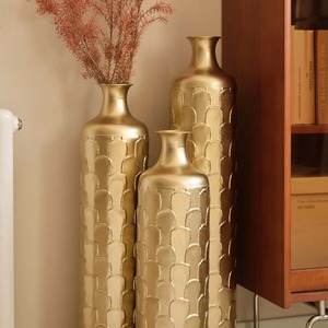 Juego de 3 Jarrones de Piso de Metal Dorado de Alta Gama, Adecuados para Decoración de Sala de Estar, Reuniones y Regalos Premium, Venta al por Mayor desde India - Product Image 2
