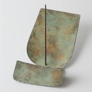 Una base cortada de selenita blanca translúcida, que se cree que limpia la energía, proporcionando un lugar de descanso luminoso y puro. - Product Image 1