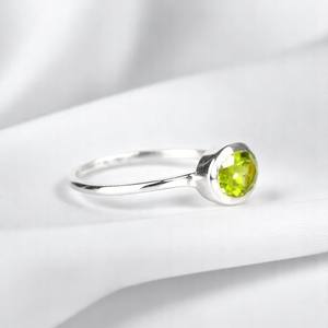 Peridoto piedra preciosa forma ovalada 8x10 MM anillo chapado en oro anillos finos joyería para mujeres plata banda lisa anillos personalizados - Product Image 2