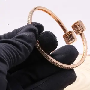 Brillez votre style Baguette en or rose 14 ct et diamant rond clouté pour femmes Bracelet en diamant cultivé en laboratoire glamour avec clarté vvs - Product Image 4