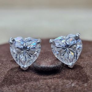 Boucles d'oreilles minimalistes en argent sterling 925 avec pierre précieuse moissanite de couleur VVSD originale, bijoux pour femmes, fabrication artisanale - Product Image 1