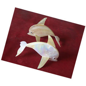 Ornement de poisson dauphin en coquillage, artisanat en coquillages, bijoux en coquillages, motif jaune sur fond blanc, taille 12 cm - Product Image 2