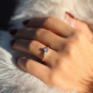 Anillo de compromiso de corte ovalado CZ blanco de 8x6mm, banda de plata de promesa de tres piedras delicadas, joyería de aniversario de boda para mujer nupcial - Product Image 3