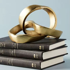 Sculpture métallique moderne pour les espaces résidentiels et commerciaux contemporains, mettant en valeur des lignes nettes et un équilibre artistique - Product Image 1