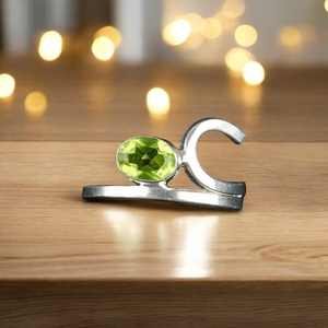 Anillo de Peridoto Hecho a Mano, Plata de Ley 925, Gema Ovalada, Joyería, Piedra de Nacimiento de Agosto, Regalo para Mujer - Product Image 1