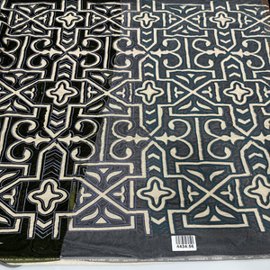 Tissu de broderie en velours de luxe Textile doux et lisse avec motifs cousus complexes pour vêtements et accessoires de mode - Product Image 4