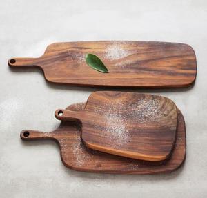 La tabla de cortar de madera natural más vendida para cortar, rebanar y servir alimentos con un elegante diseño de estilo rústico de granja - Product Image 4