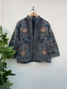 Veste brodée Suzani faite à la main veste courte Suzani femmes vêtements de plage robe courte matelassée vêtements d'hiver veste - Product Image 4