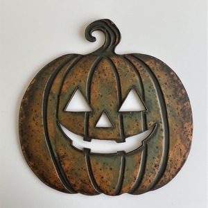 Ornement fantôme décoratif en tôle de fer avec finition patinée et détails artisanaux conçus pour créer une charmante saison d'Halloween - Product Image 3