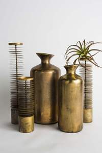 Floreros de aluminio pulidos en oro resistentes a la intemperie para decoración de jardín al aire libre con diseños florales de alta gama - Product Image 4