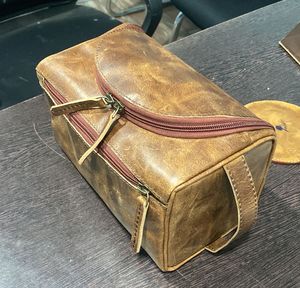 Tarjeteros de cuero envejecido personalizados hechos de cuero de búfalo de aspecto vintage, ideales para reventa en tiendas de accesorios de cuero - Product Image 3