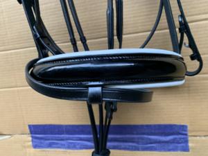 Rênes Web en cuir de rembourrage souple de bride de cheval de vache blanche de haute qualité avec des boucles de bande de nez surélevées de bande de front de fantaisie SS - Product Image 4