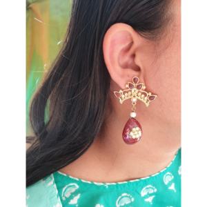 Pendientes colgantes hechos a mano Maroon Kundan, Pendientes chapados en oro tradicionales indios con detalles en perlas para mujeres y niñas - Product Image 2