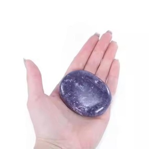 พลอยกระเป๋าหินปาล์ม lepidolite ทำด้วยมือเป็นมิตรต่อสิ่งแวดล้อมสำหรับผ่อนคลายและบรรเทาความเครียดในราคาไม่แพง - Product Image 4