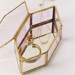 Boîte à bijoux moderne en métal et en verre conçue pour les intérieurs contemporains, offrant un rangement élégant et une élégance visuelle - Product Image 1