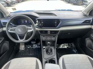 Propre utilisé bleu 2023 Volkswagen Taos SE FWD avec jantes en alliage Sièges en cuir Système de navigation Sièges chauffants Toit ouvrant à démarrage à distance - Product Image 4