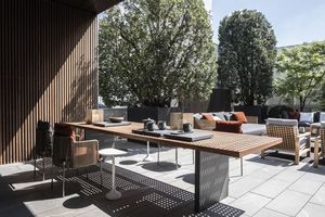 Ensemble de table à manger d'extérieur en teck massif, design minimaliste de luxe, design de panneau moderne élégant, chaises de patio résistantes aux intempéries, villa haut de gamme - Product Image 2