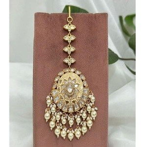 Boucles d'oreilles chandelier ethniques en laiton plaqué or de qualité supérieure, ornées de diamants et de Kundan, pour femmes et jeunes filles, idéales pour les fêtes et mariages. - Product Image 1