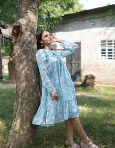 Robe en coton Mulmul bleu et blanc à fleurs pour femmes, robe d'été à manches longues confortable - Product Image 2