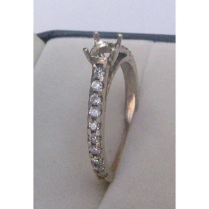 <b>Diamond</b> <b>Ring</b> in Gold-Elegant and Luxurious Jewelry - Product Image 1