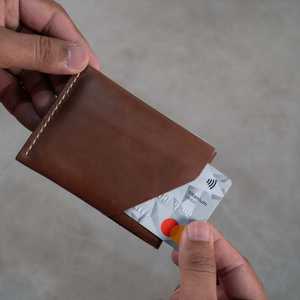 WF Leathercraft No. Estuche Delgado para Tarjetas y Efectivo, Hecho a Mano, de Comercio Justo, en Cuero Color Bronceado Cromado, con Capacidad para 10-12 Tarjetas - Product Image 3