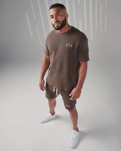 Ensemble short d'été deux pièces coupe ample avec logo personnalisé, t-shirt et short imprimés sérigraphiés avec patchs effet vieilli, tissu respirant - Product Image 2