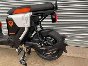 Motocyclette blanche de qualité GFX - Product Image 3