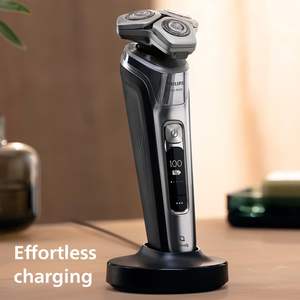 Rasoir électrique homme Wet & Dry avec technologie de réglage automatique, tondeuse escamotable, support de charge et étui de voyage - Norme allemande IPX7 - Product Image 1