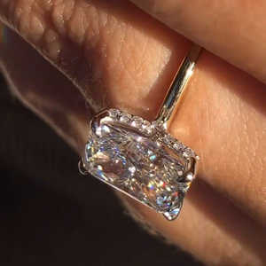 Bague de fiançailles solitaire en diamant de laboratoire taille émeraude de 4,20 carats en or jaune 14 carats, fabriquée à la main - Product Image 4