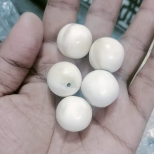 Perles rondes en os rustiques faites à la main en conifère, design tribal unique sculpté à la main, couleur beige pour la fabrication de bijoux, artisans - Product Image 3