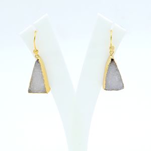 Boucles d'oreilles pendantes en laiton plaqué or 18 carats DUA fabriquées à la main | Mariage élégant et tendance pour les femmes | Jaipur - Product Image 1