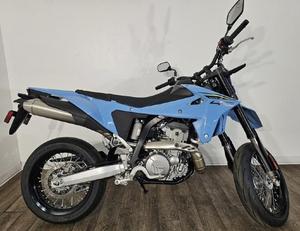Motocicleta Deportiva Supermoto DR-Z4SM 2025 Nueva, Inyección de Combustible, Refrigeración Líquida, Monocilíndrica, Alto Rendimiento - Product Image 2