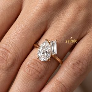 Anillo de Compromiso Solitario con Diamante Cultivado en Laboratorio, Corte Pera, Oro de 10K, con Piedras Laterales en Baguette, Anillo de Novia - Product Image 6