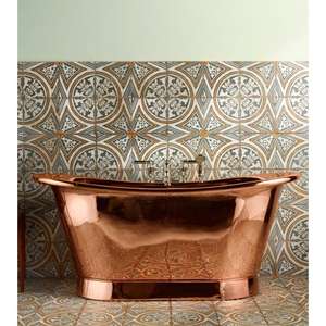 Lujosas bañeras de cobre de inspiración antigua con diseños tallados únicos y detalles martillados a mano para baños atemporales - Product Image 2