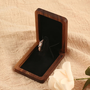 Caja de exhibición de anillo giratorio de nogal negro de gama alta creativa perfecta para propuesta compromiso confesión logotipo personalizable madera maciza - Product Image 1