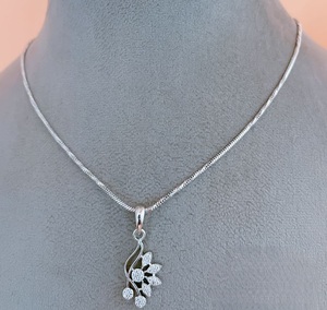 Impresionante y Elegante Juego de Collar con Colgante y Aretes con Piedras de Circonita Cúbica en Plata Pulida para Mujer, Ideal para Fiestas - Product Image 2