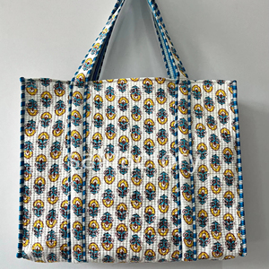 Bolso de mano Floral de bloque de mano grande Reversible de algodón acolchado, bolso de compras hecho a mano de estilo bohemio ecológico abierto para la playa diaria - Product Image 1