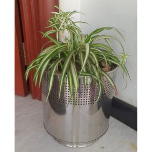 La maceta de acero decorativa plateada agrega elegancia a cualquier espacio de jardín con flores artificiales - Product Image 1