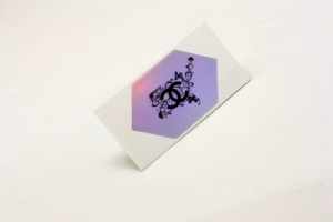 Autocollants personnalisés en vinyle holographique durable découpés à la forme pour l'emballage alimentaire, les boîtes à sandwich, les salades, les collations et les étiquettes de préparation des repas - Product Image 3