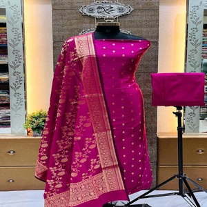 Traje descosido de seda Choli Magenta Banarasi hecho a medida con Dupatta tejido Zari dorado en color rojo. Ideal para bodas y fiestas - Product Image 4