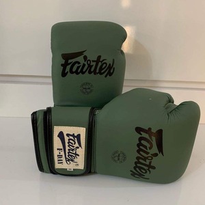 นวมชกมวย Fairtex คุณภาพสูงสุด หนังแท้สีเขียว น้ำหนักเบา กันน้ำ แบบผูกเชือก สำหรับฝึกซ้อมและแข่งขัน MMA มวยไทย - Product Image 1