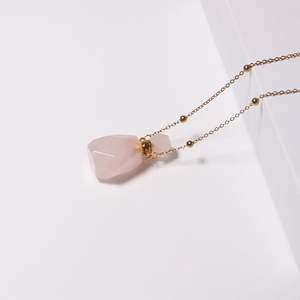 Collar Jeulia Power of Love con colgante de botella hueca de cuarzo rosa natural y aceite esencial - Product Image 3