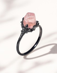 แหวนทัวร์มาลีนสีชมพูแท้ ประดับอย่างประณีต ได้รับการรับรองจาก IGI หรูหรา เหมาะสำหรับงานแต่งงาน ออกแบบมาเพื่อการสวมใส่ในชีวิตประจำวันที่สง่างาม ให้เสน่ห์อ่อนโยนแบบผู้หญิง ดูเหนือกาลเวลา - Product Image 1