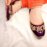 Vente en gros de sandales pour filles, couleur unie, style Khussa Jutti Punjabi, antidérapantes, pour l'hiver, fabriquées au Pakistan, sandales de mariée