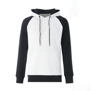 เสื้อฮู้ดดี้ไหมพรมเชนิลล์พรีเมียมสีขาวแบบกำหนดเอง แขนเสื้อแบบแร็กแลนสีดำ ผ้าฟลีซ สตรีทแวร์ลำลอง ผ้าฝ้ายออร์แกนิก - Product Image 1