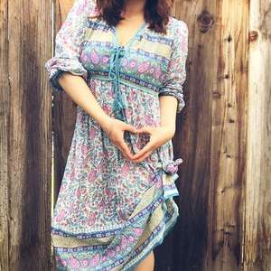 Venta al por mayor Mini vestido indio lavable 100% algodón estampado Floral A-Line sin mangas botón decoración cintura Natural - Product Image 5