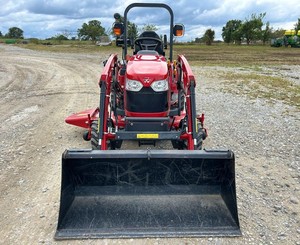 รถแทรกเตอร์ล้อยางขนาดเล็กสีแดง ปี 2024 เครื่องยนต์ดีเซล 20 แรงม้า ยี่ห้อ Massey Ferguson รุ่น GC1725M พร้อมที่ตักด้านหน้า ระบบขับเคลื่อน 4 ล้อ สำหรับงานเกษตร ใช้ระบบเกียร์ขับเคลื่อน - Product Image 1