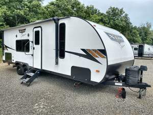 Caravane de voyage haut de gamme d'occasion 2023 2024 Forest River RVs Wildwood X-Lite, construction en aluminium, double amortissement, disponible - Product Image 2